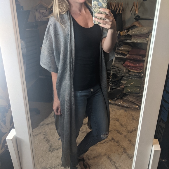 3/$30 Light Weight Kimono - Picture 4 of 4